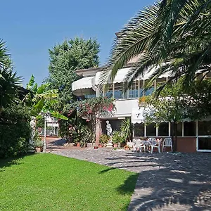 La Chandelle Hotel